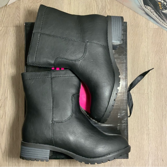 New Soda Modern Chic Low Heel Fashion Ankle Boot - Women’s Size 6, 6.5 - Picture 6 of 10